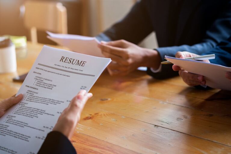 Man holds a resume with good punctuation